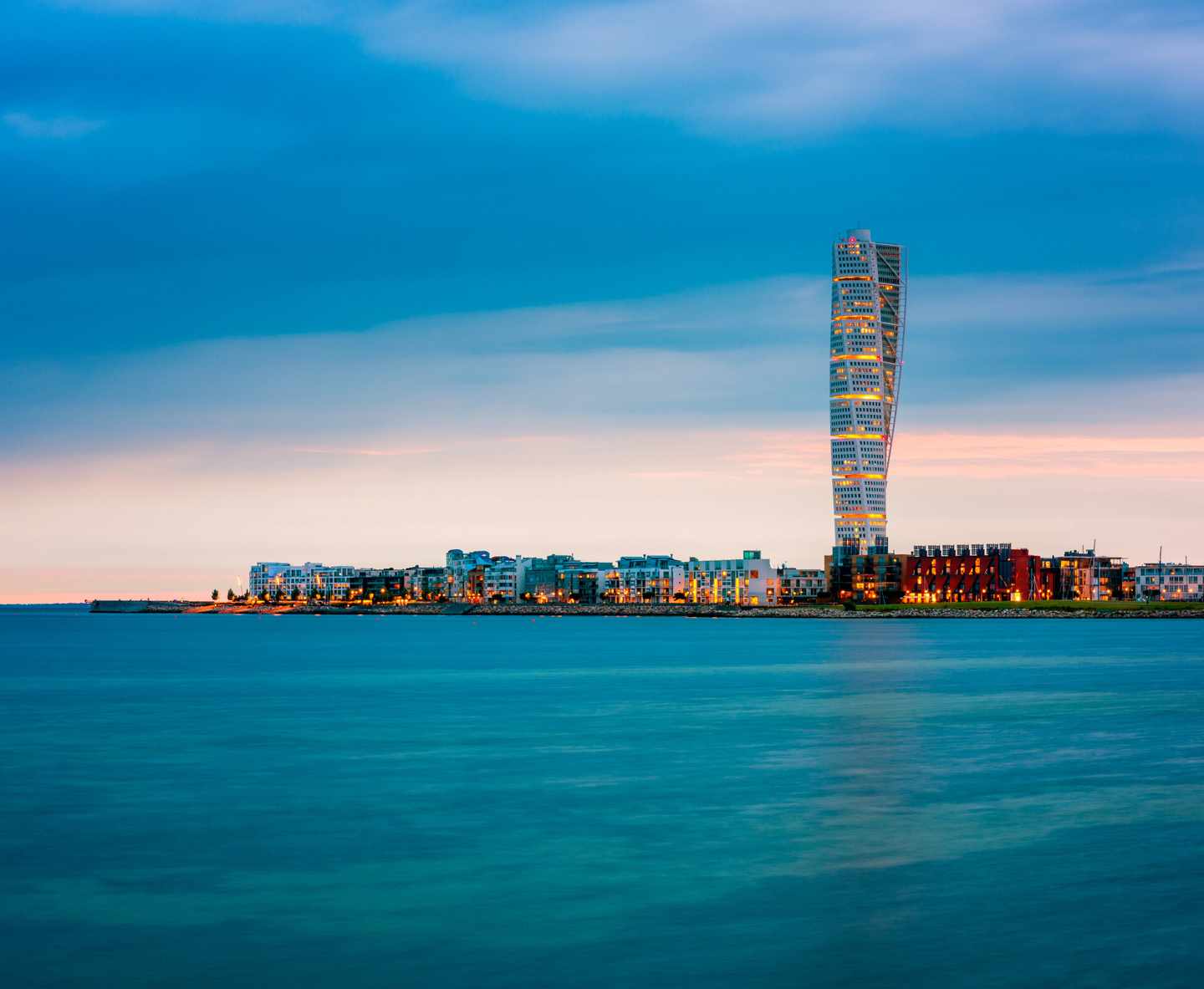schweden-malmö-turning-torso-klein-g-824633630.jpg