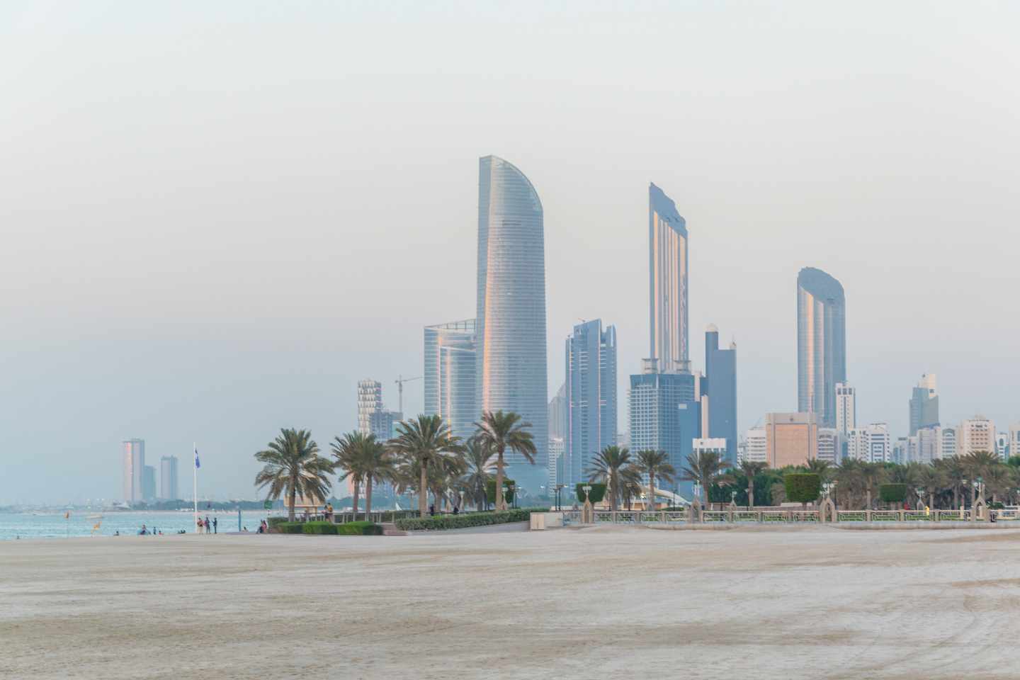 Abu-Dhabi-Skyline-bei-Sonnenuntergang-g-1141295892.jpg