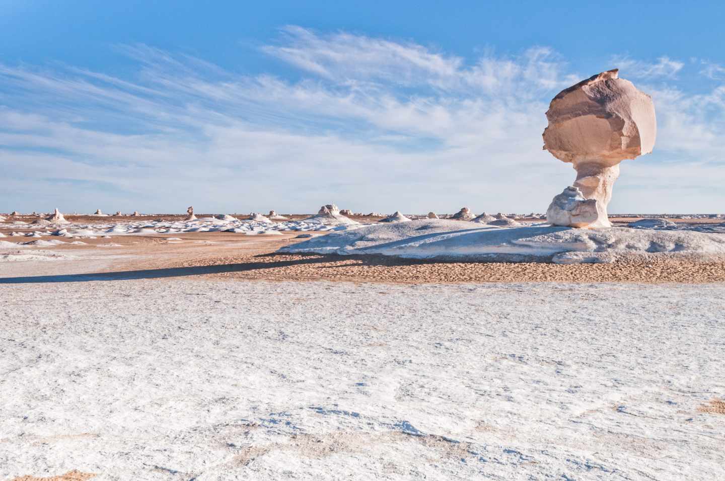 GettyImages-869766890.jpg Pilzförmige Kalksteinformation in der Weißen Wüste der Sahara im Nationalpark White Desert in Ägypten