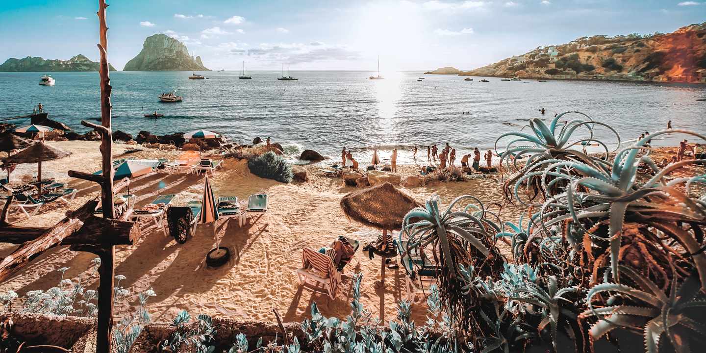 spanien-ibiza-cala-dhort-es-vedra-sonnenuntergang-strandmotiv-g-1288463471.jpg