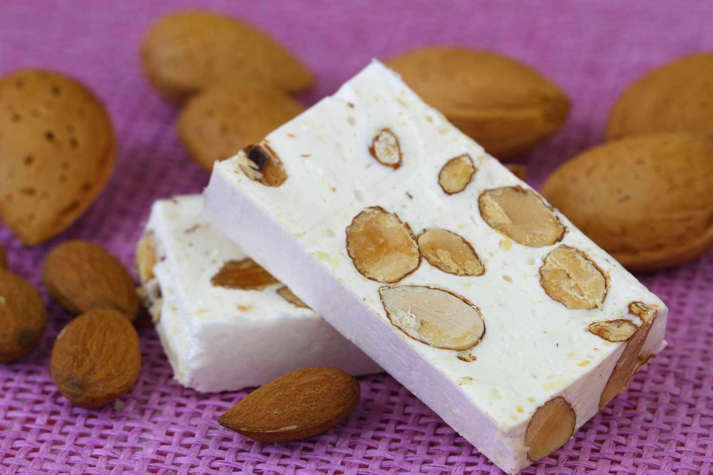 spanien-mallorca-mandelnougat-g-463331641.jpg