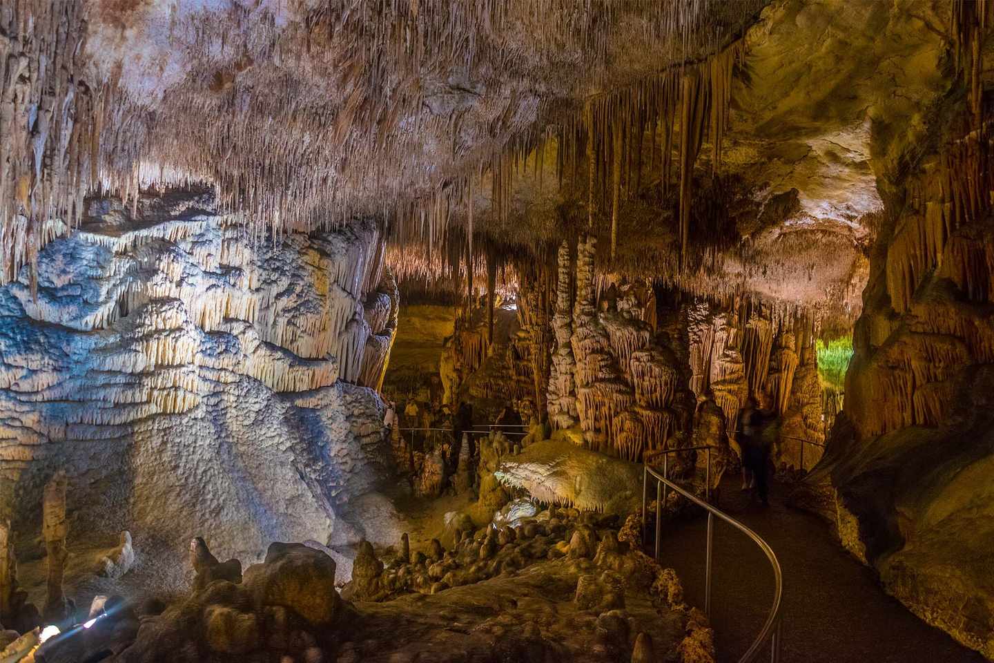 blt309fbf46e1e442f6-spanien-mallorca-osten-drachenhoehle-hoehle-del-drac-g-1053714198.jpg Mallorcas Tropfsteinhöhle del Drac