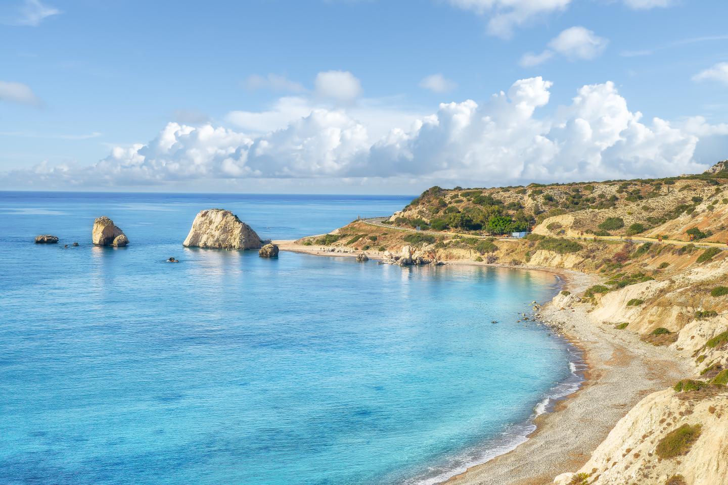 blt013a76161f1df922-zypern-pafos-landschaft-mit-petra-tou-romiou-strand-und-felsen-der-aphrodite-g-1451893077.jpg zypern-pafos-landschaft-mit-petra-tou-romiou-strand-und-felsen-der-aphrodite-g-1451893077.jpg