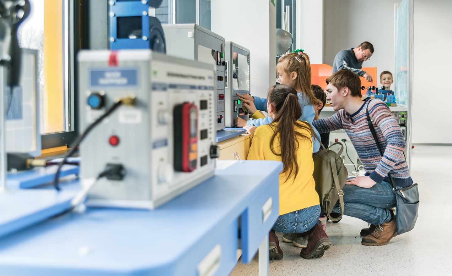 hall-of-science-kinder-erforschen-technologie-g-1059427676_bearbeitet.jpg