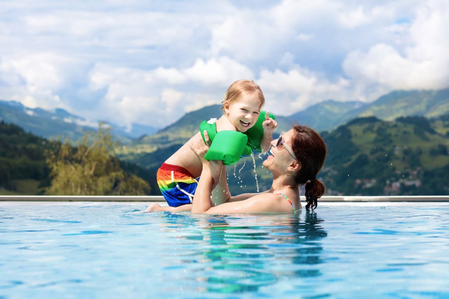 blt2b720aa7f9eac9f7-familienurlaub-mutter-und-kind-in-einem-pool-vor-bergkulisse-g-969118102.jpg familienurlaub-mutter-und-kind-in-einem-pool-vor-bergkulisse-g-969118102.jpg