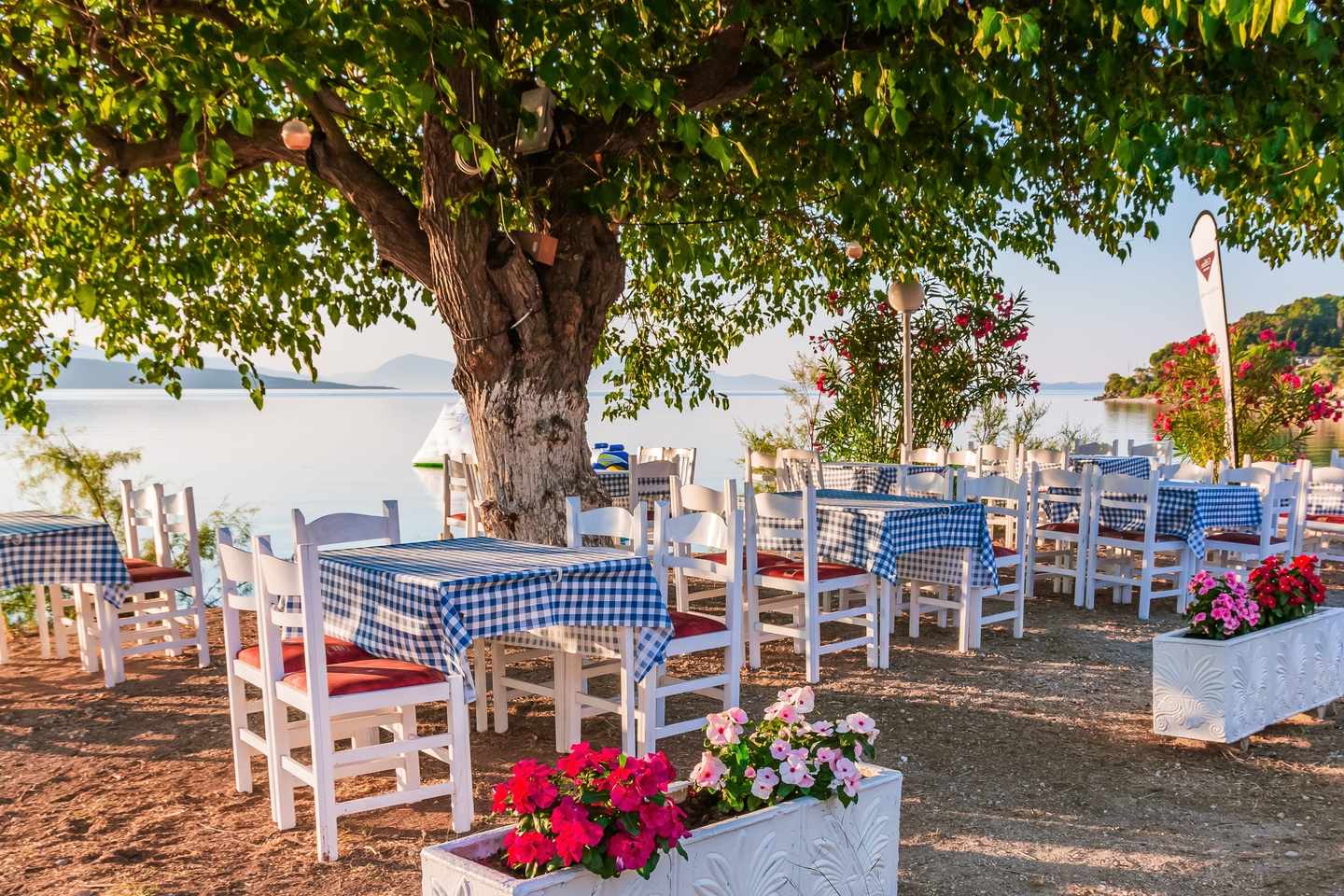 blt8f1c7dccc93e6ec9-griechenland-lefkada-g-1314842687.jpg Blick auf Tische einer Taverne
