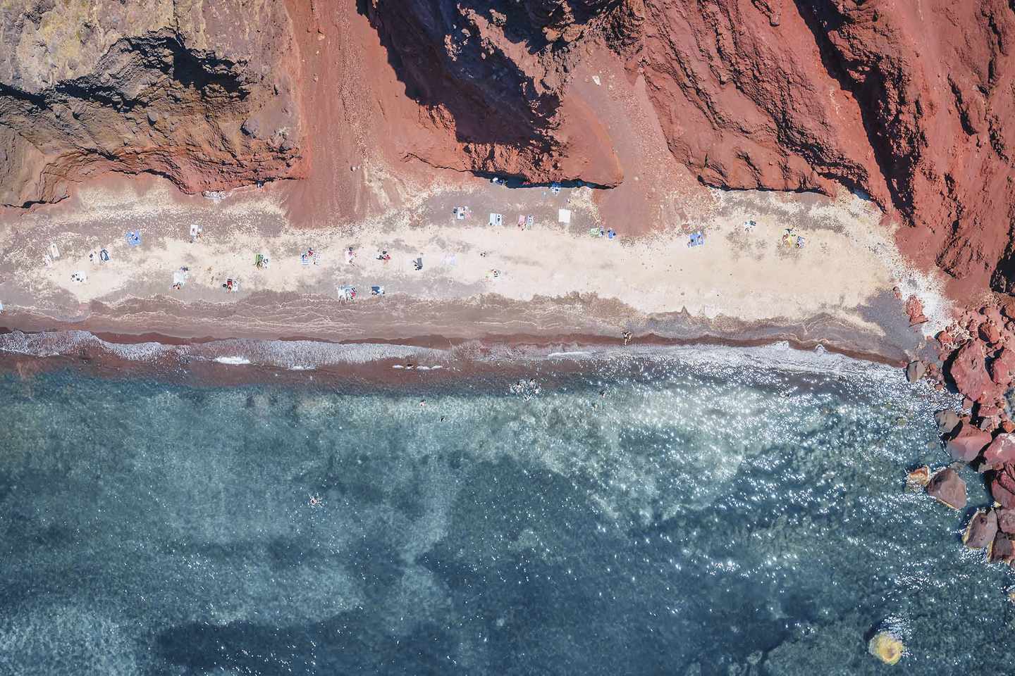 griechenland-santorini-straende-vogelperspektive-auf-den-red-beach-1322990597.jpg