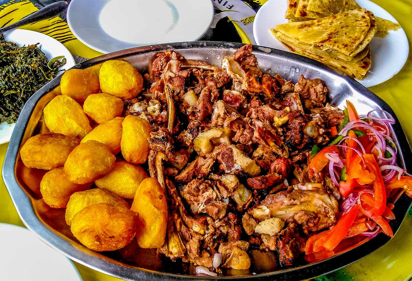 kenia-teller-mit-nyama-choma-kachumbari-g-882186476.jpg