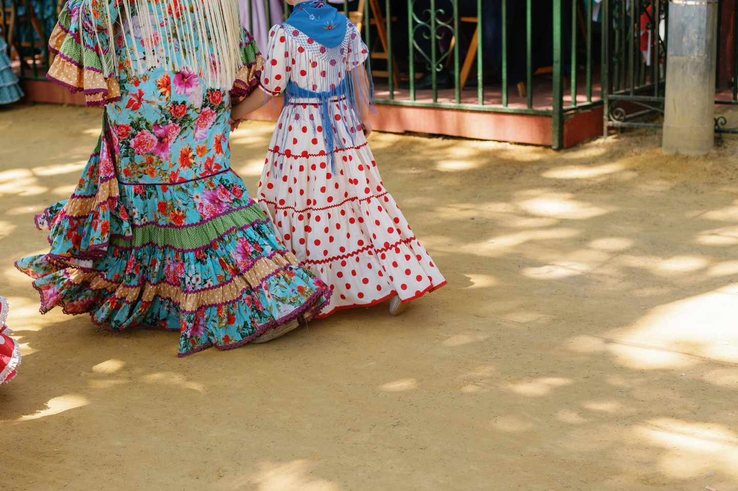 blt15fcf23d00d65078-spanien-feria-de-abril-g-2040788004.jpg Flamenco-Kleider in bunten Farben
