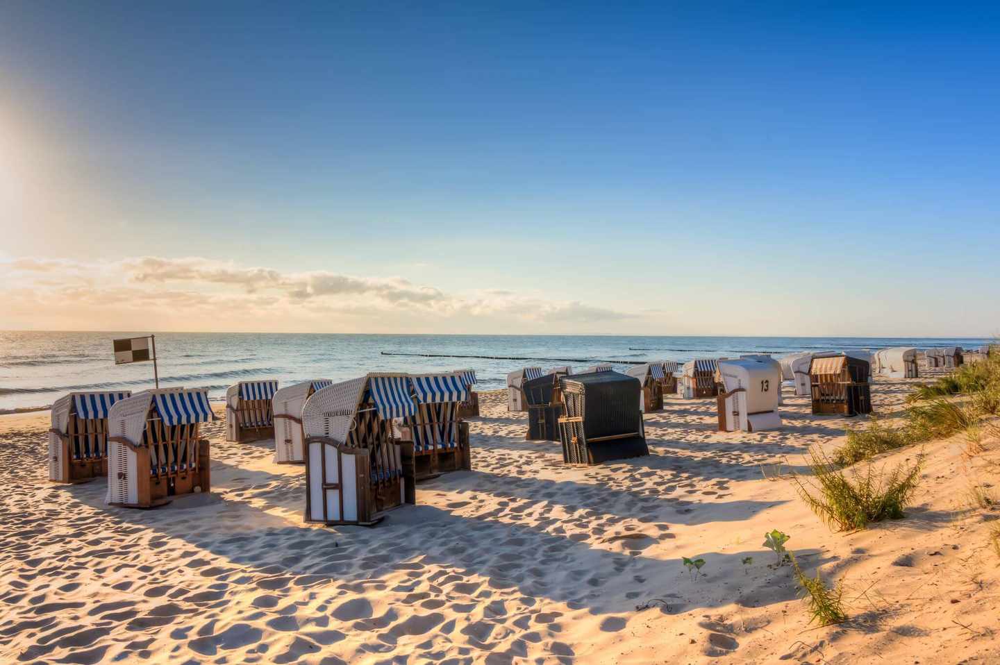 deutschland-ostsee-strand-am-morgen-g-508035830.jpg