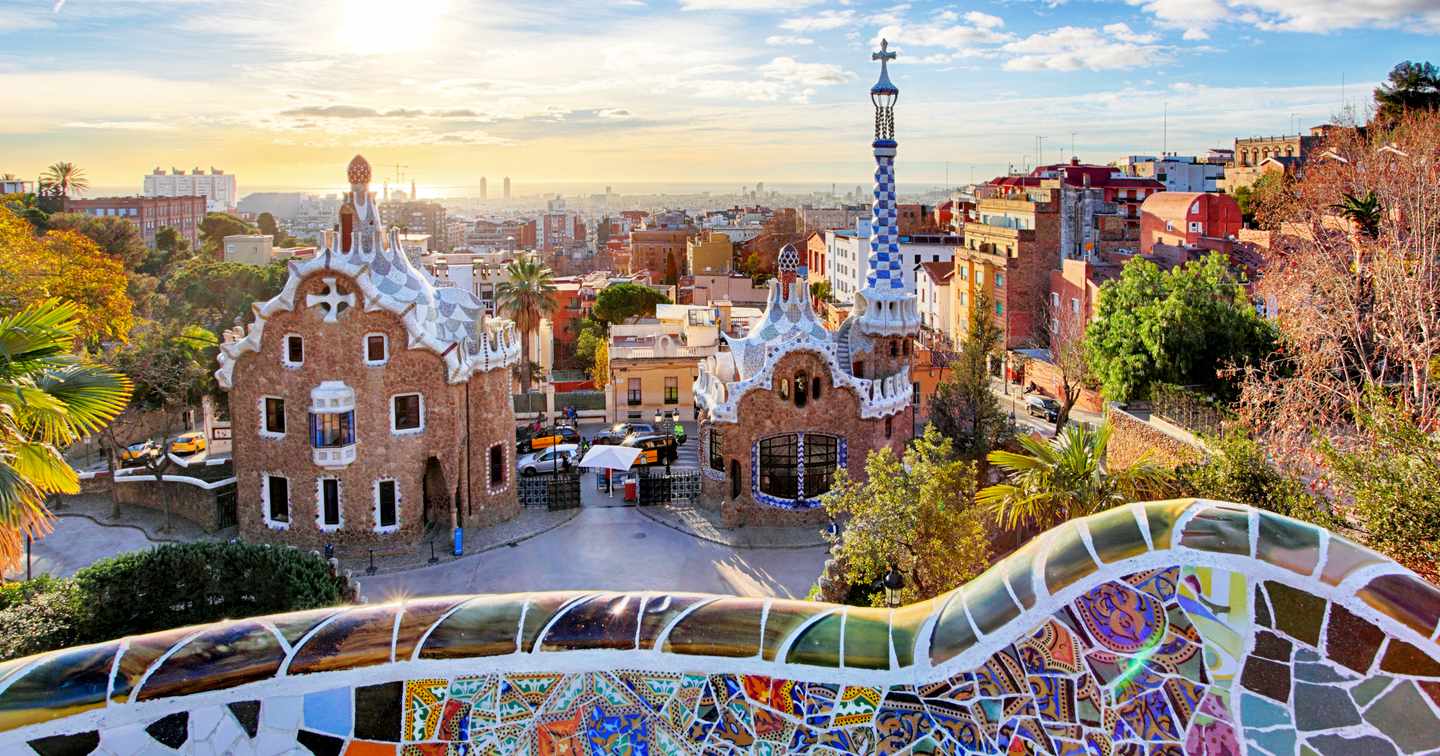 spanien-barcelona-stadbild-gaudi-g-511515106.jpg