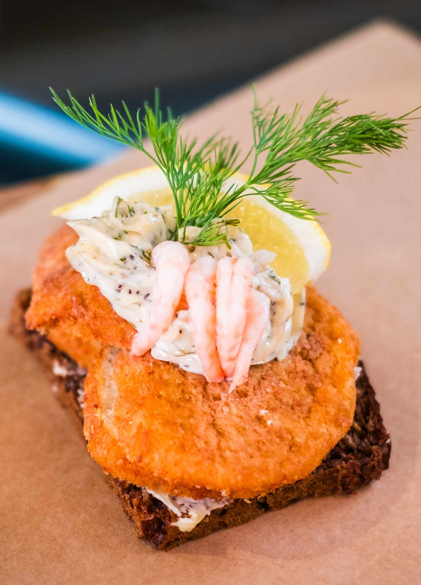 blt96d1c69d52c34e57-danemark-kopenhagen-smorrebrod-g-2151083747.jpg Typisches dänisches Smørrebrød mit Fisch und Garnele