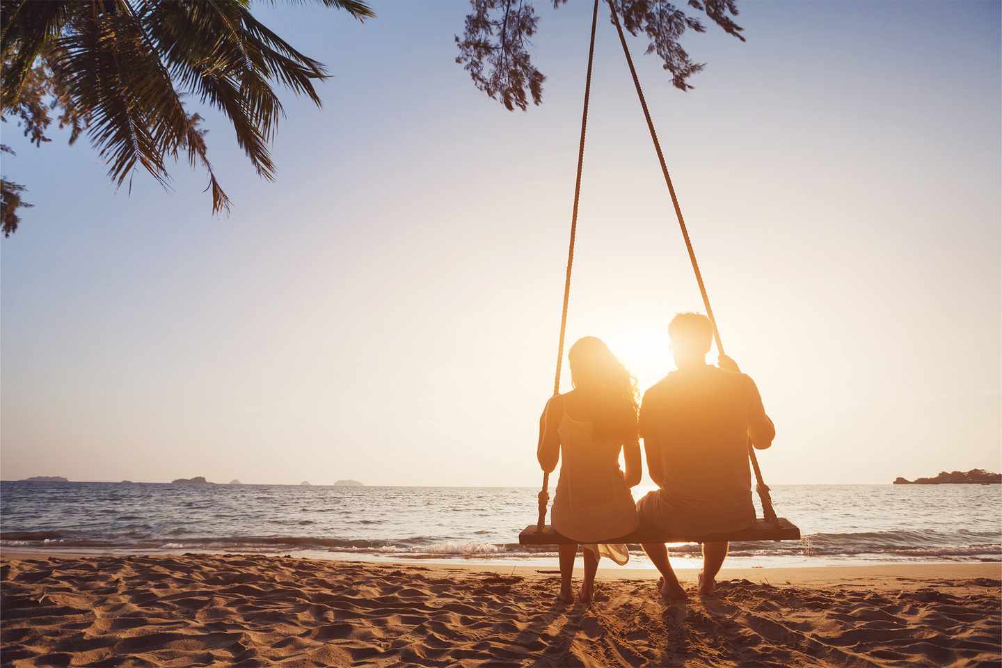 thailand-wetter-reisezeit-hochzeitsreise-reisen-silhouete-des-paares-in-der-liebe-am-strand-g-1062126602.jpg