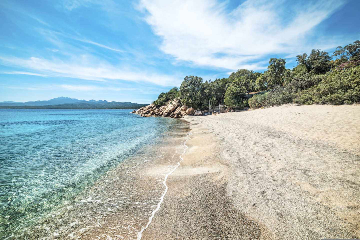 italien-costa-smeralda-la-celvia-strand-an-einem-klaren-tag-g-528901378.jpg