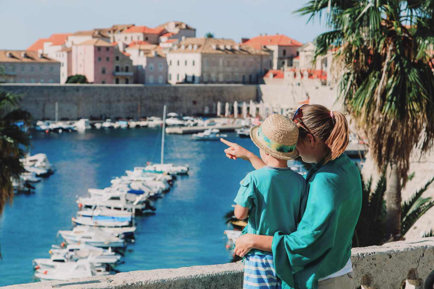 kroatien-dalmatien-dubrovnik-frau_zeigt_kind_die_altstadt-g-639017840.jpg