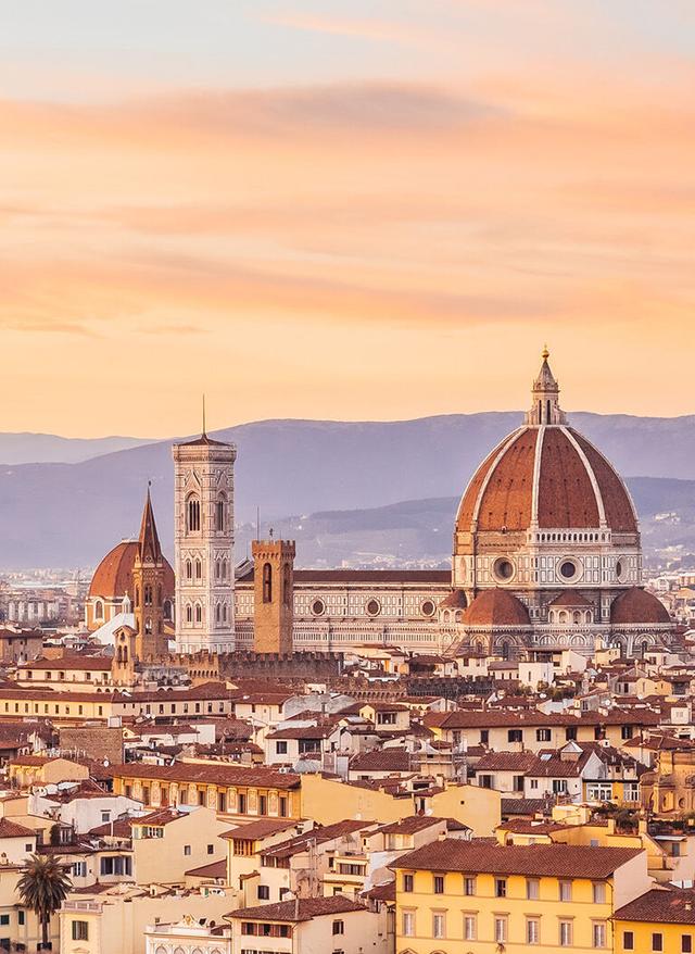 Florenz Sehenswürdigkeiten italien-florenz-sehenswürdigkeiten-von-florenz-kathedrale-und-die-skyline-bei-sonnenuntergang-g-511376644.jpg