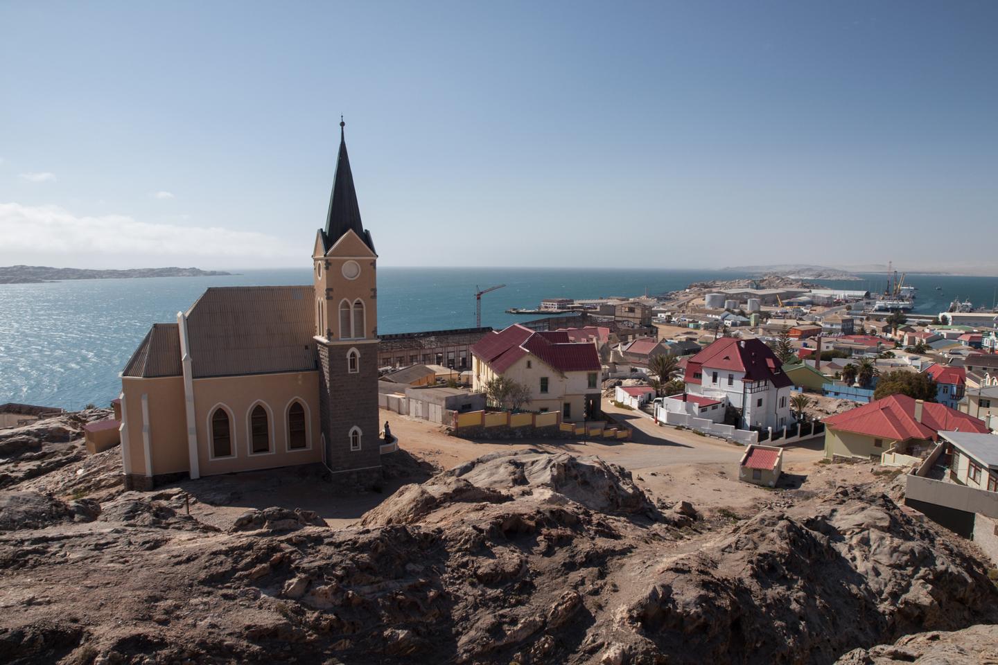 afrika-namibia-kolmanskop-luderitz-kirche-g-532628451.jpg
