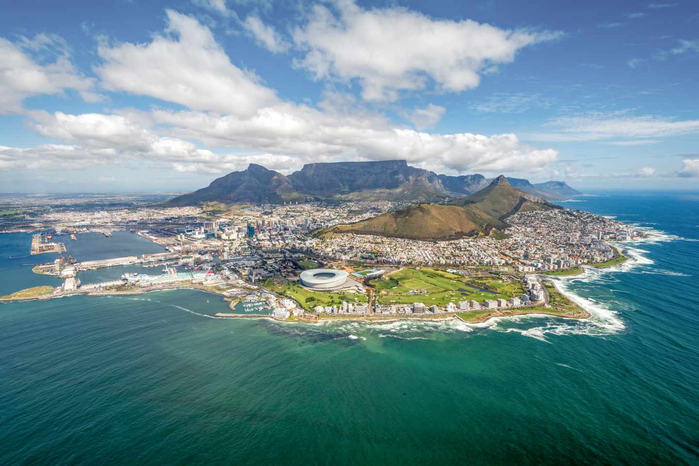 Luftaufnahme von Kapstadt mit Tafelberg Signal Hill Innenstadt und Atlantikküste in Südafrika