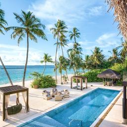 malediven-noonu-atoll-velaa-private-island-pool-sonnenliegen-palmen-f-deluxe-der1366909.jpg