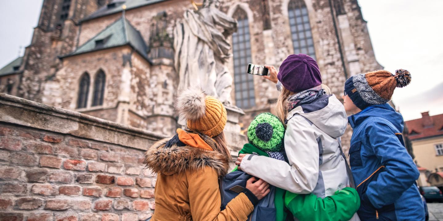 tschechien-bruenn-kathedrale-familie-sightseeing-g-1190621949.jpg