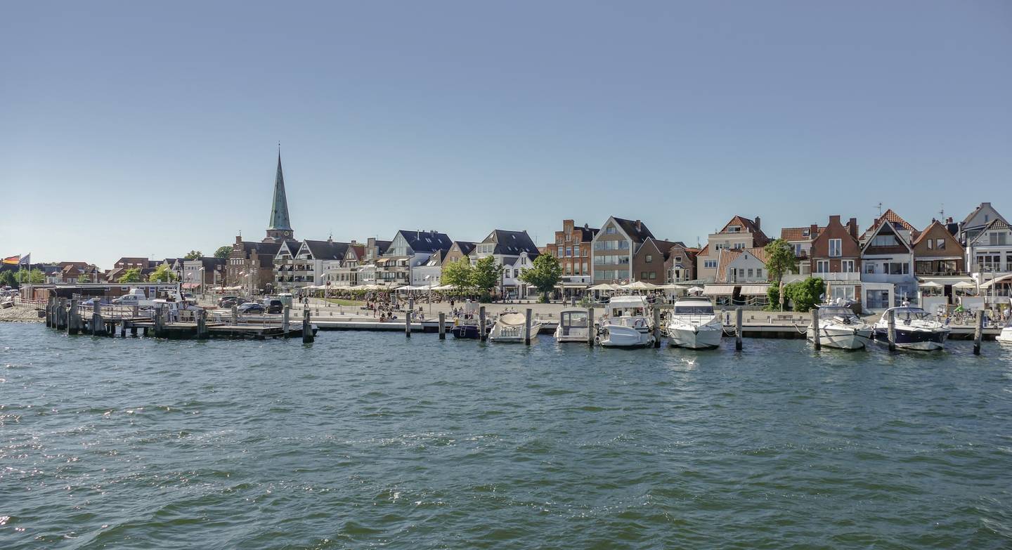 deutschland-schleswig-holstein-travemuende-wasseransicht-g-1341823375.jpg