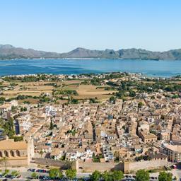 spanien-balearen-mallorca-alcudia-blick-stadt-meer-g-1405777405.jpg