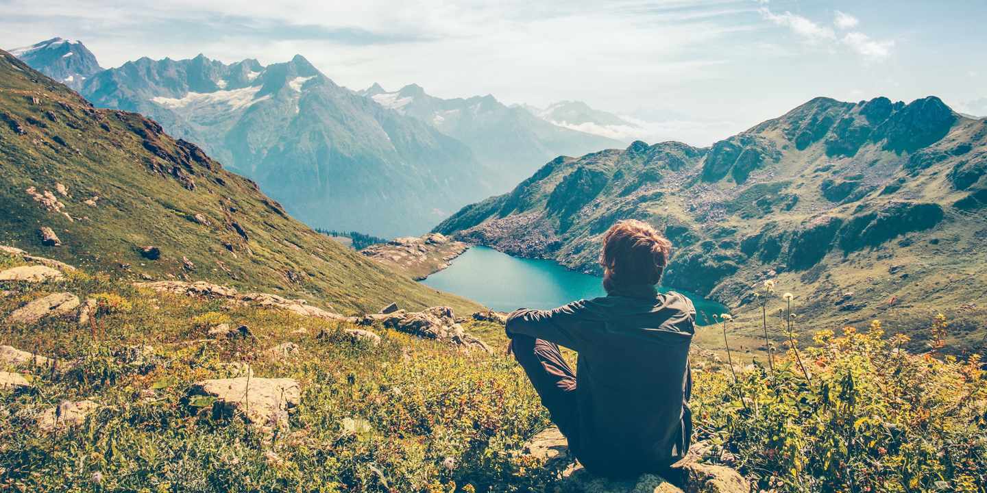 deutschland-bayern-wanderer-entspannt-mit-blick-auf-die-berge-crop-g-611295150.jpg