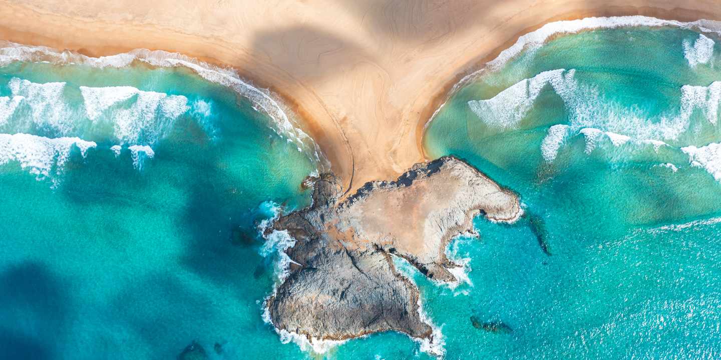 bltcce40755a3e577f8-spanien-kanaren-kueste-sandstrand-drohnenaufnahme-meer-bucht-g-2192712277.jpg Luftaufnahme von Meer und Sand auf den Kanaren