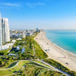 Panoramaaufnahme von South Beach vom South Pointe Park in Miami aus mit hohen Wolkenkratzern und einem blauen sonnigen Sommerhimmel