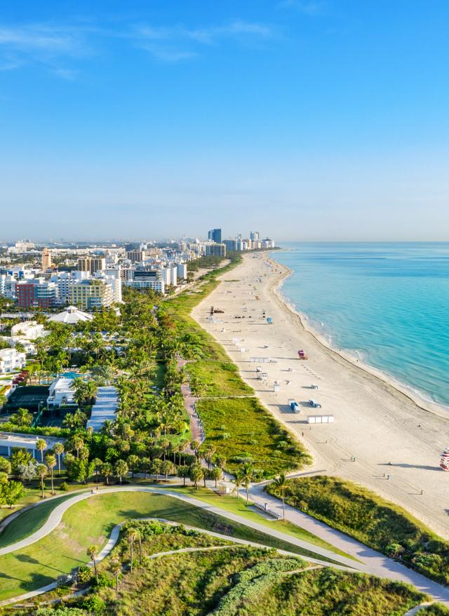 Florida Urlaub Panoramaaufnahme von South Beach vom South Pointe Park in Miami aus mit hohen Wolkenkratzern und einem blauen sonnigen Sommerhimmel