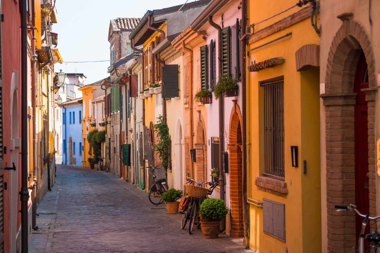 italien-rimini-gasse-klein-g-688561582.jpg