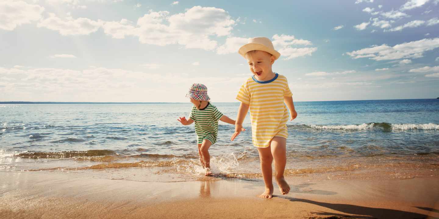 deutschland-ostsee-kinder-spielen-im-wasser-g-910859542.jpg