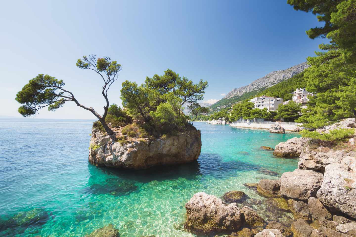 kroatien-dalmatien-makarska-strand_mit_felsen-g-648682492.jpg