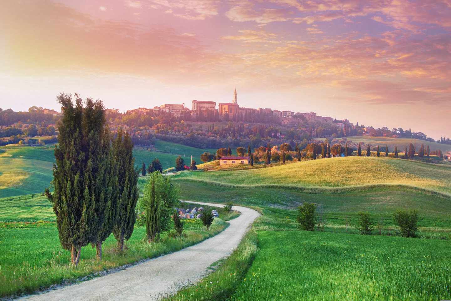 italien-hero-roadtrip-landschaft-in-der-toskana-mit-der-kleinen-stadt-pienza-im-huntergrund-g-841790582.jpg