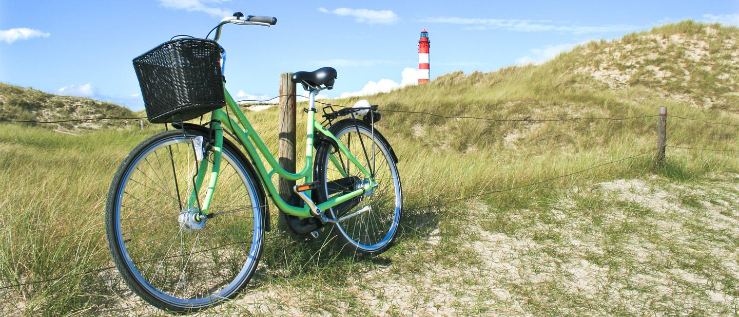 deutschland-nordsee-fahrrad-in-den-duenen-g-638766852.jpg