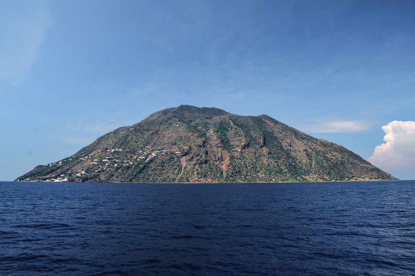 italien-liparische-inseln-alicudi-g-589538374.jpg