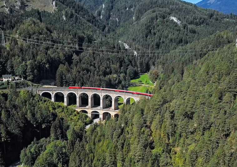 1_oesterreich_semmeringbahn_zug_alpen_dertour_g-1219884375.jpg