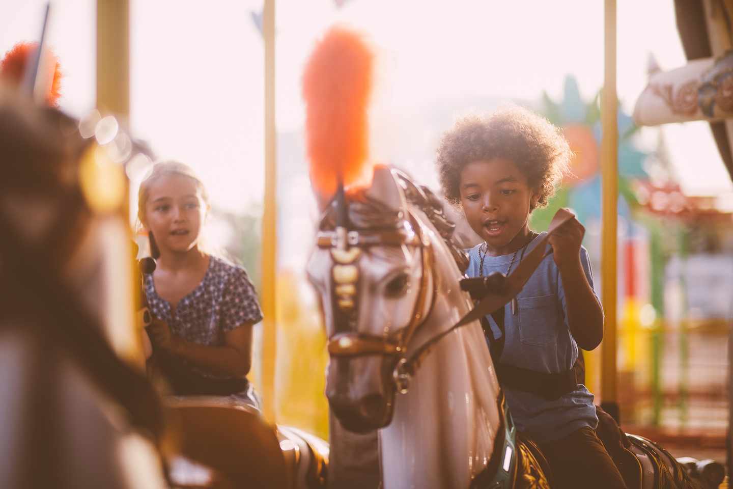 usa-familienurlaub-kinder-haben-spass-auf-einem-karussell-g-865701834.jpg