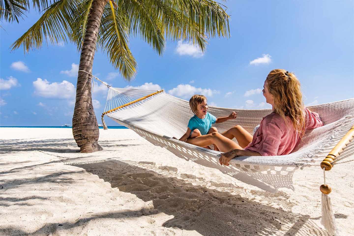 luxus-familienrualub-gluecklicher-kleiner-junge-im-gespraech-mit-seiner-mutter-beim-entspannen-in-haengematte-waehrend-des-sommertages-am-strand-g-1405953113.jpg