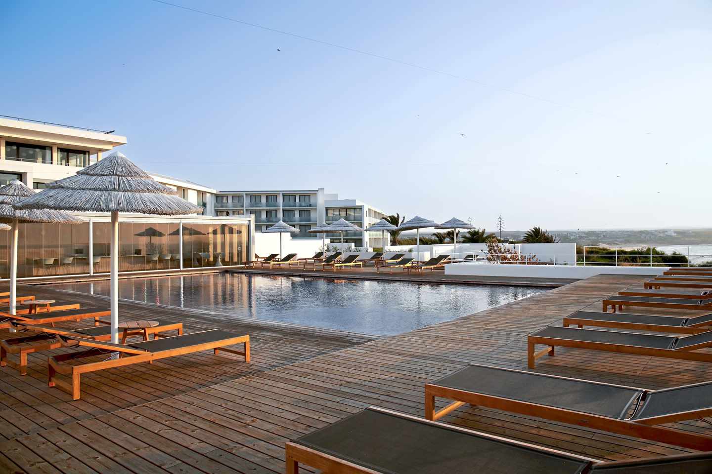 portugal-algarve-memmo-baleeira-hotel-sagres-poolterrasse-cmi-DER1480987.jpg Außenpool des Memmo Baleeira Hotels in Sagres mit Sonnenterrasse, Liegen und Blick auf den Atlantik an der Algarve