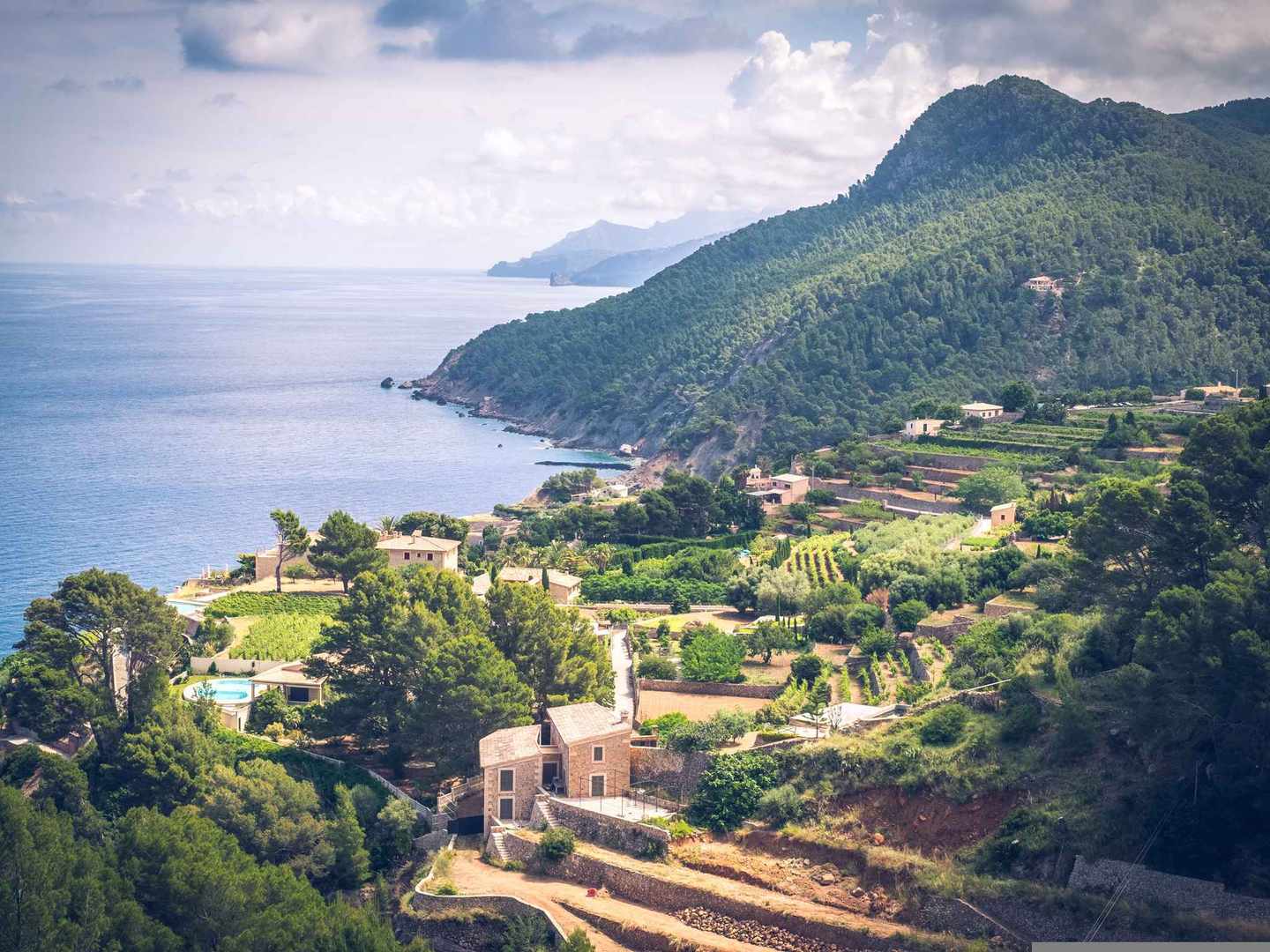spanien-mallorca-valldemossa-blick-auf-den-berg-g-1149565693.jpg