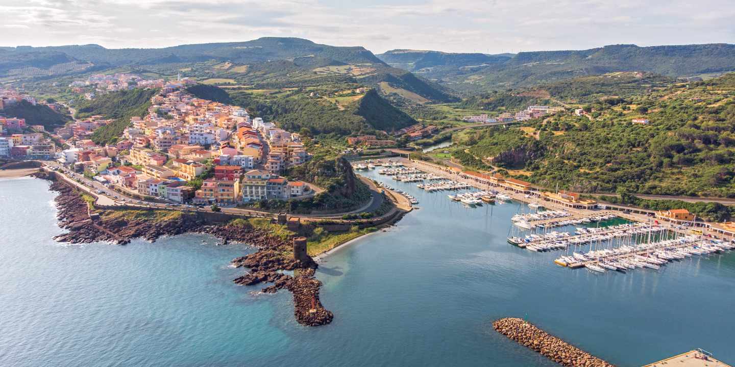 italien-sardinien-castelsardo-bucht-stadt-marina-g-1565494444.jpg