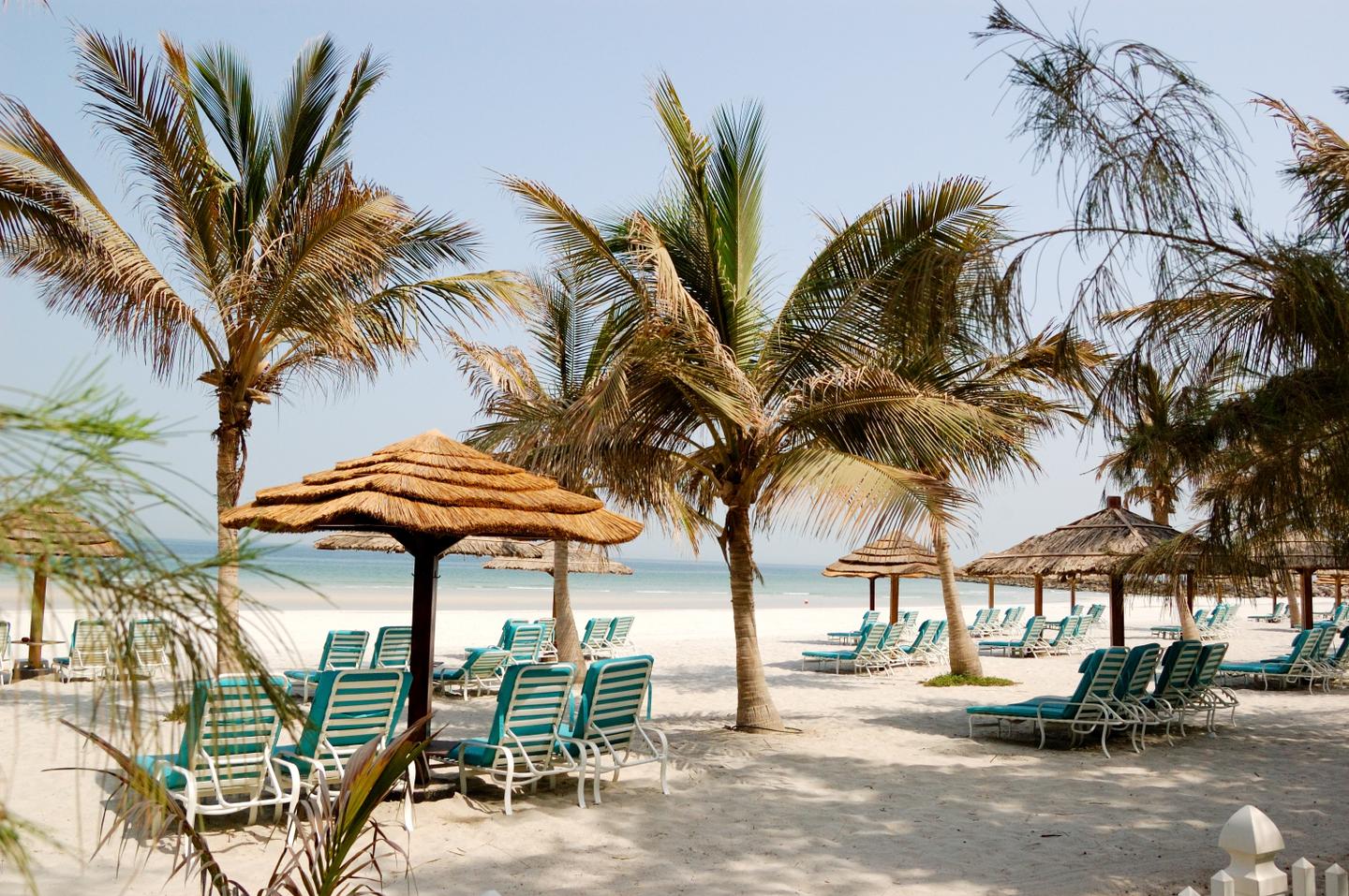 vae-ajman-strand-liegen-g-95303513.jpg