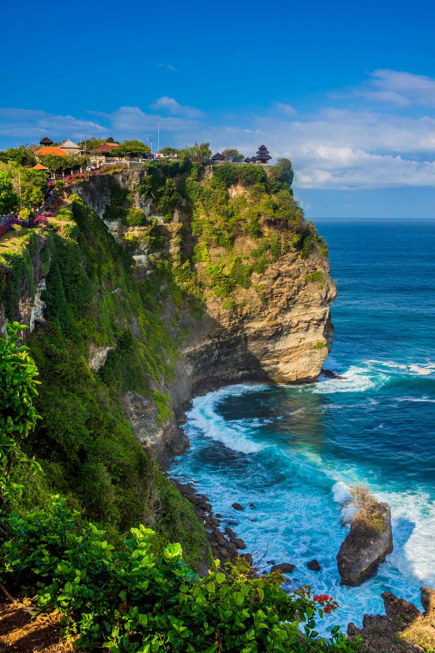 GettyImages-1040098052.jpg Uluwatu Tempel thront auf einem Felsen in Bali