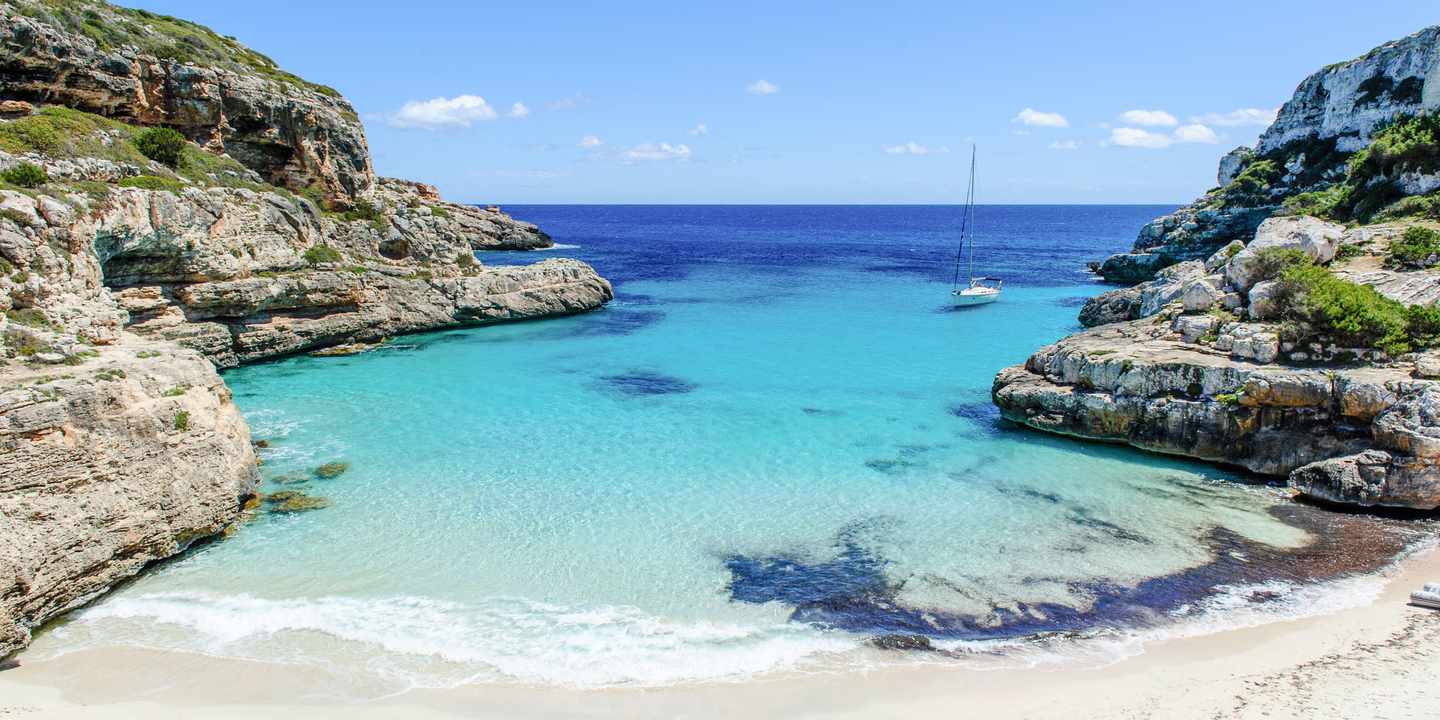 spanien-balearen-mallorca-cala-marmolis-strand-boot-g-506975607.jpg