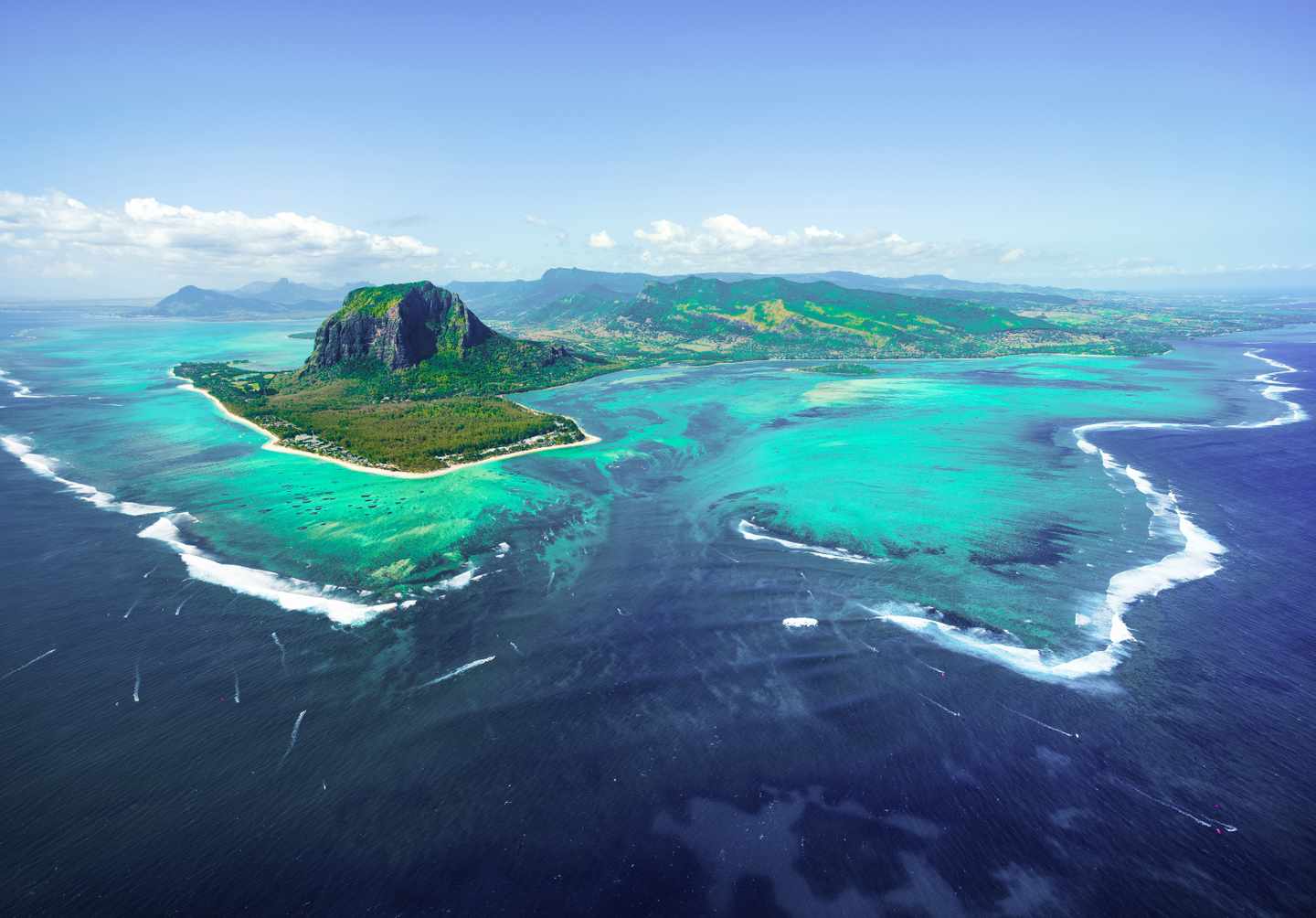mauritius-luftaufnahme-der-insel-mit-unterwasserwasserfall-g-864510358.jpg