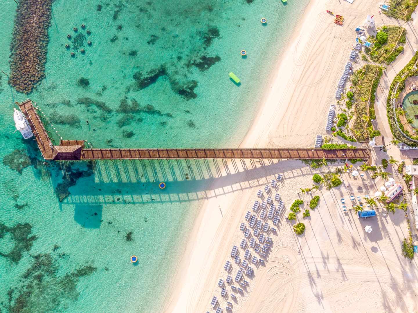 Luftaufnahme von einem Strand mit türkisblauem Wasser in Nassau