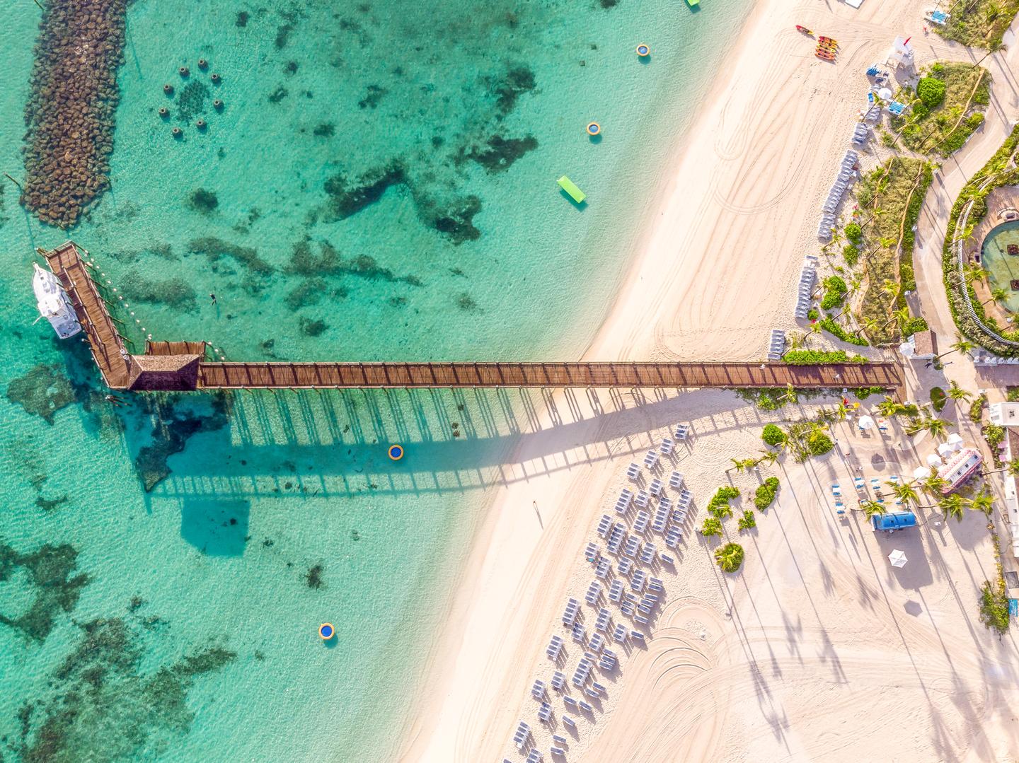 Luftaufnahme von einem Strand mit türkisblauem Wasser in Nassau