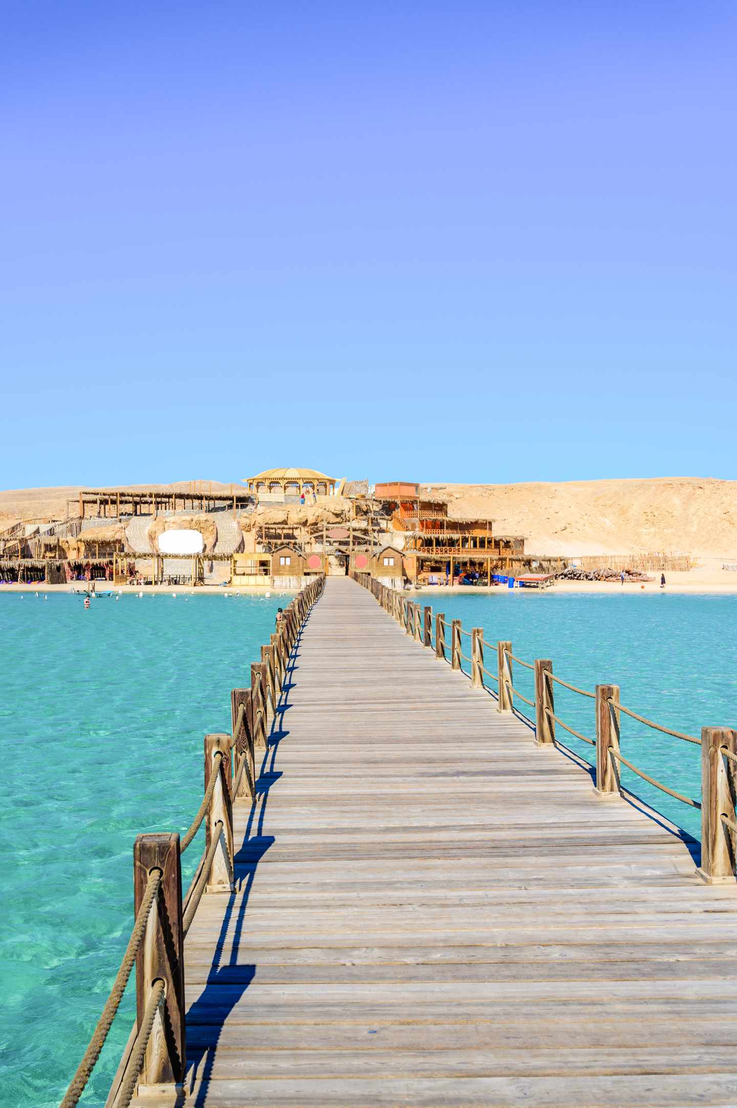 GettyImages-1220356995.jpg Wooden Pier am Orange Bay Beach am Strand von Hurghada, Ägypten.