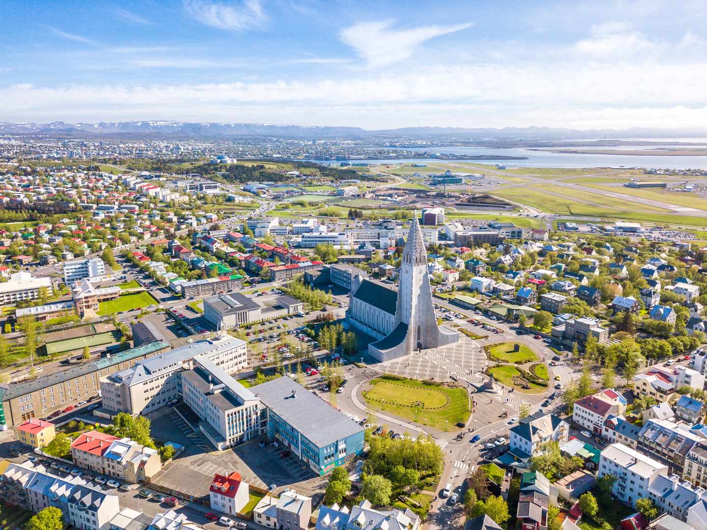 island-reykjavik-hallgrimskirkja-kirche-luftaufnahme-stadtansicht-g-973771710.jpg